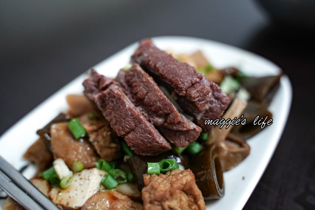 冠瑋牛肉麵｜高雄鹽埕區美食推薦，超級大塊牛肉，在地人推薦清甜牛肉湯還可以續湯