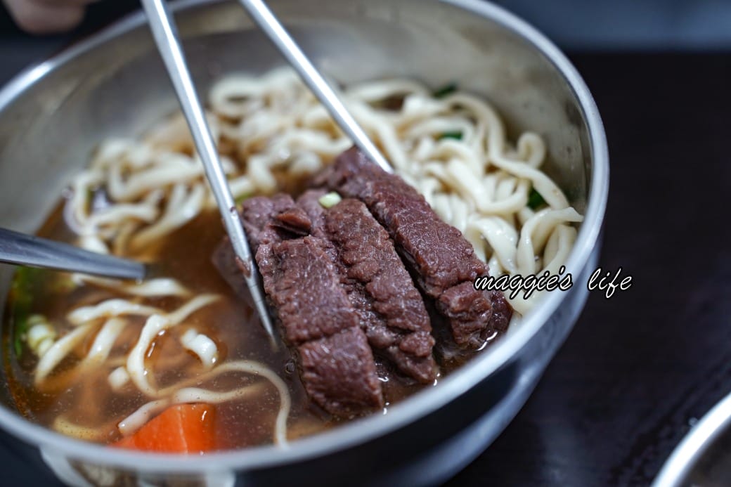 冠瑋牛肉麵｜高雄鹽埕區美食推薦，超級大塊牛肉，在地人推薦清甜牛肉湯還可以續湯