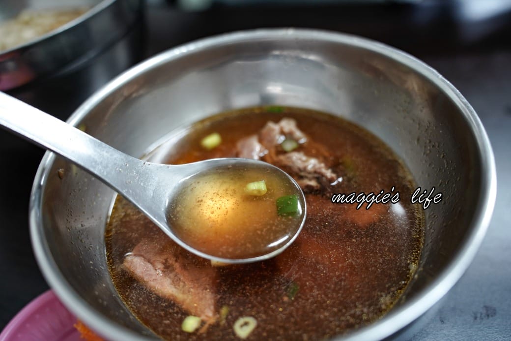冠瑋牛肉麵｜高雄鹽埕區美食推薦，超級大塊牛肉，在地人推薦清甜牛肉湯還可以續湯