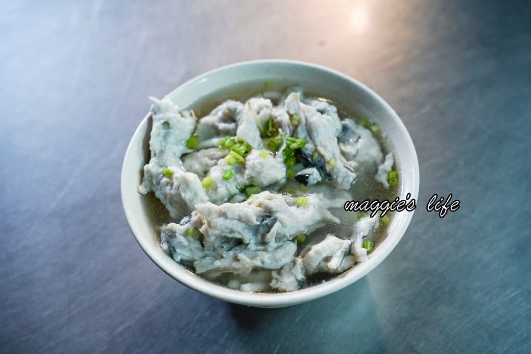 大溝頂虱目魚米粉湯｜虱目魚米粉湯虱目魚多到滿出來，在地人的早餐