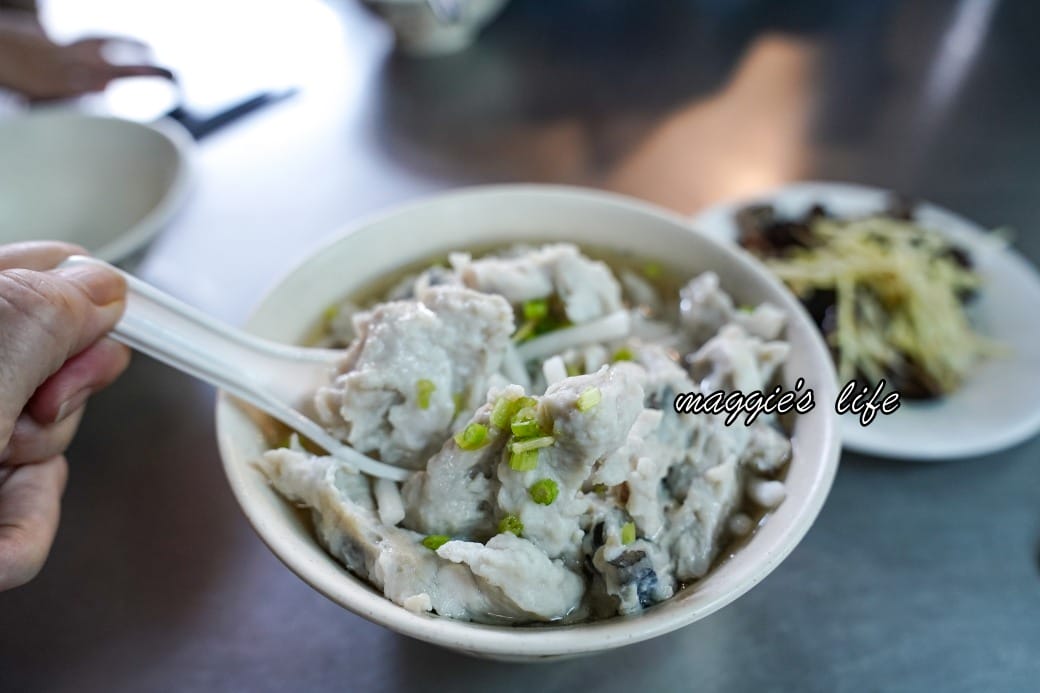 大溝頂虱目魚米粉湯｜虱目魚米粉湯虱目魚多到滿出來，在地人的早餐