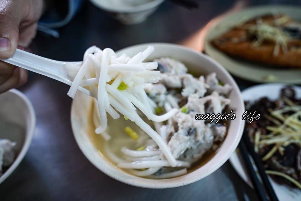 大溝頂虱目魚米粉湯｜虱目魚米粉湯虱目魚多到滿出來，在地人的早餐
