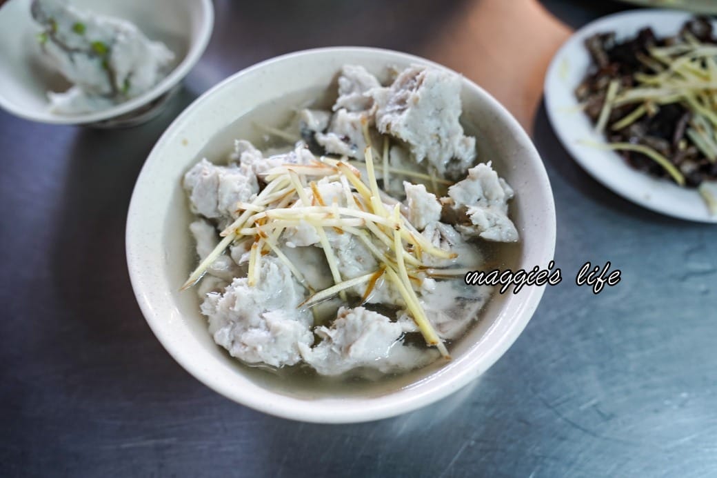 大溝頂虱目魚米粉湯｜虱目魚米粉湯虱目魚多到滿出來，在地人的早餐