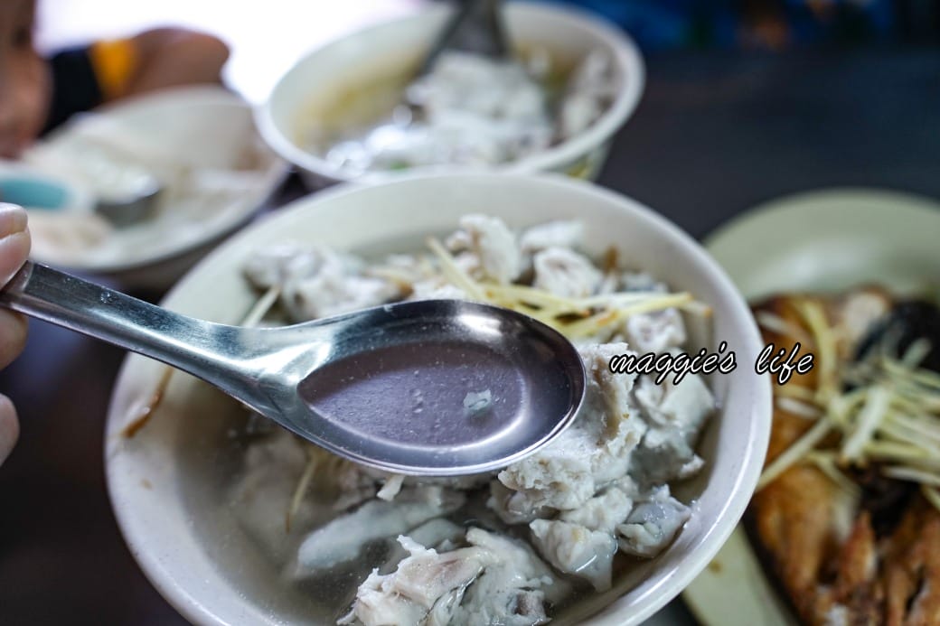 大溝頂虱目魚米粉湯｜虱目魚米粉湯虱目魚多到滿出來，在地人的早餐