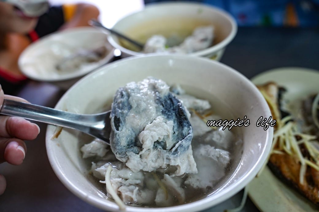大溝頂虱目魚米粉湯｜虱目魚米粉湯虱目魚多到滿出來，在地人的早餐