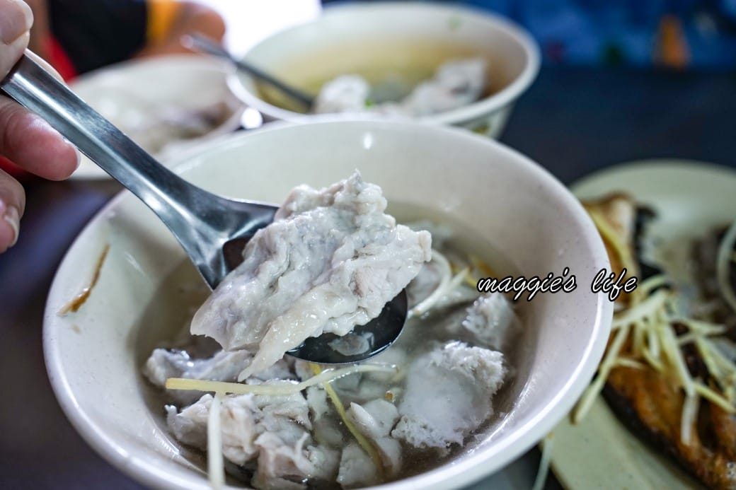 大溝頂虱目魚米粉湯｜虱目魚米粉湯虱目魚多到滿出來，在地人的早餐