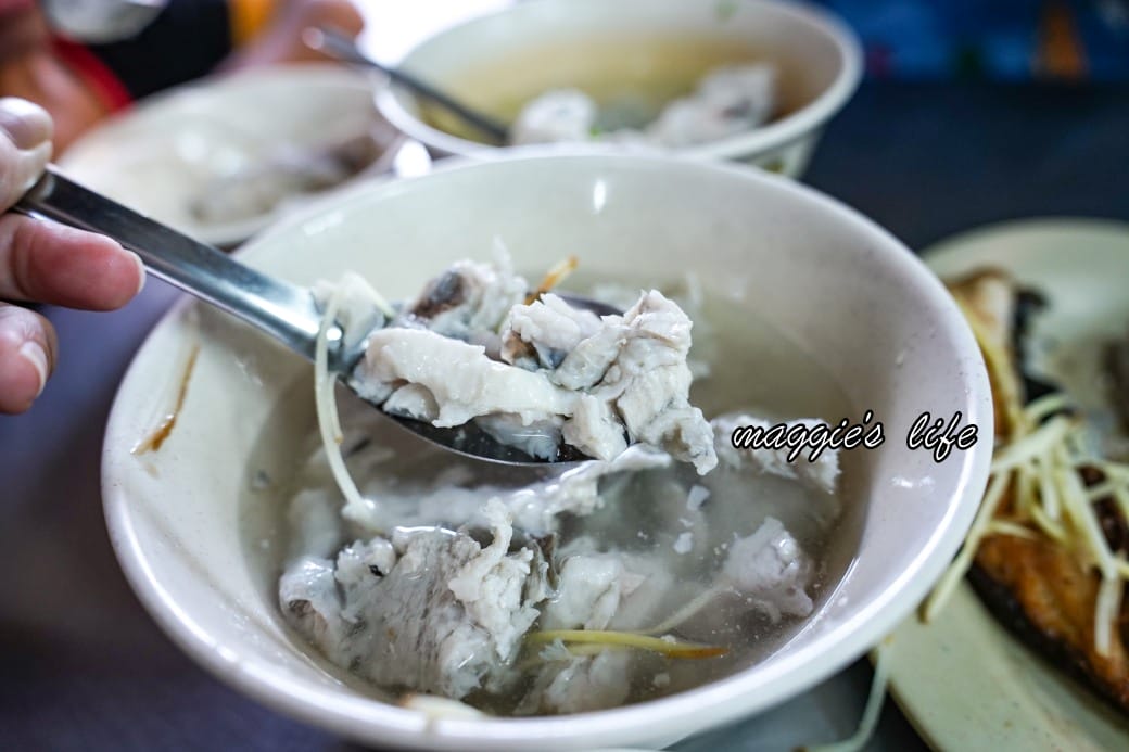 大溝頂虱目魚米粉湯｜虱目魚米粉湯虱目魚多到滿出來，在地人的早餐