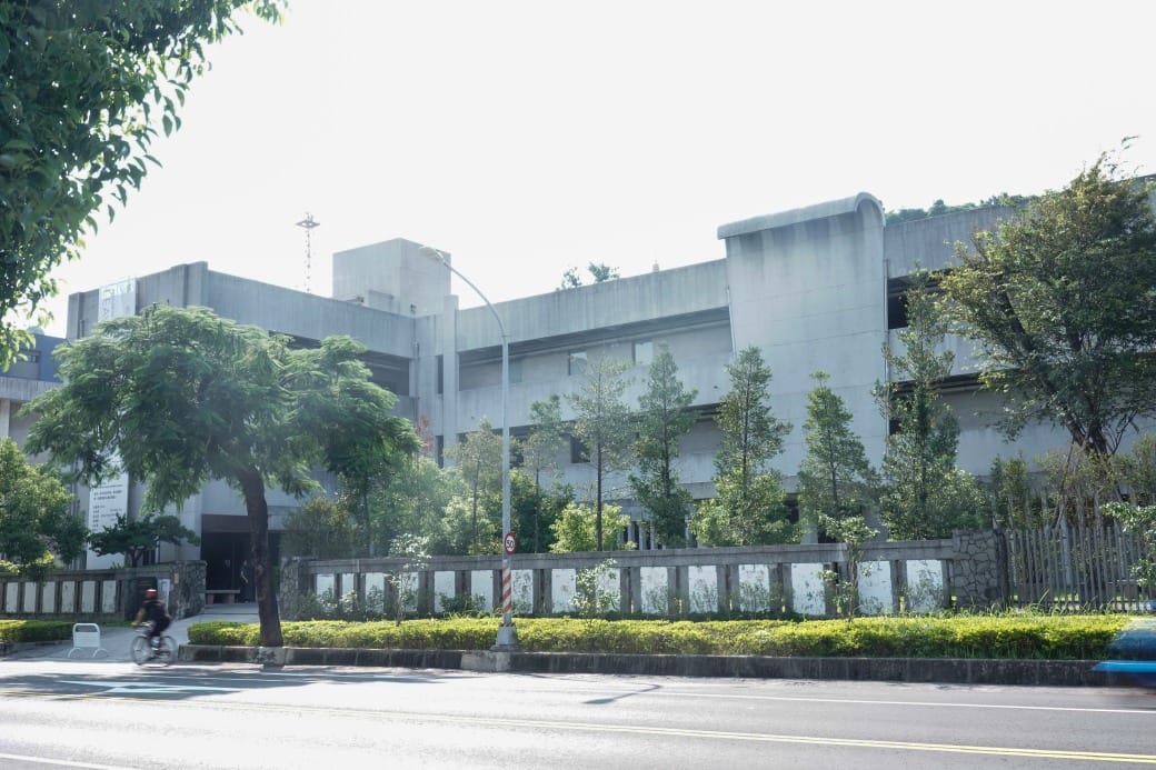 高雄永添藝術・金馬賓館當代美術館｜50年前的軍旅建築變成文青展覽藝術美術館，看展也可以喝咖啡，優惠門票