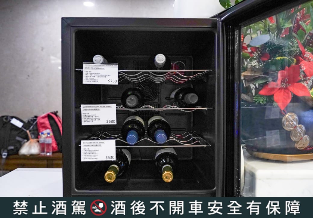 夏優旅居駁二館，高雄平價住宿推薦，下午茶點心早餐吃到飽星巴克咖啡喝到飽，健身房按摩椅還可以玩WII通通免費，CP值爆高