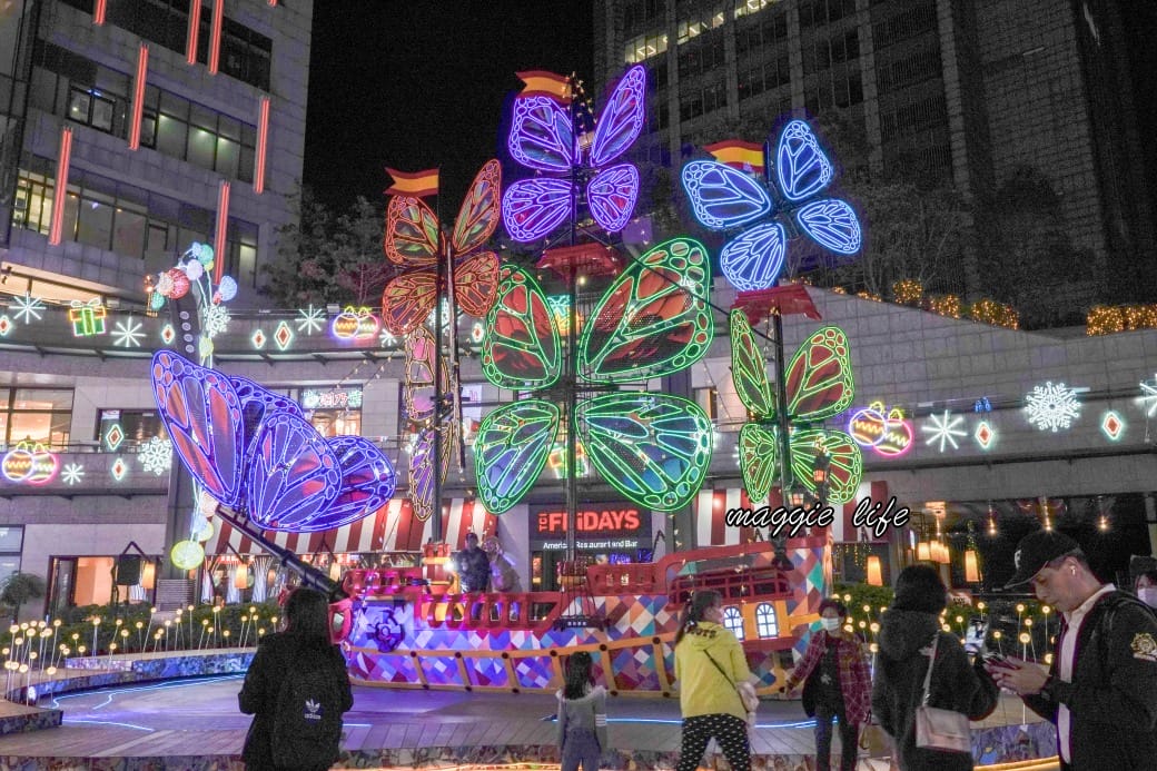 信義區8大必拍聖誕景點全攻略，白色聖誕樹，城堡，光廊，華麗巴瑟隆那風耶誕通通看這裡！