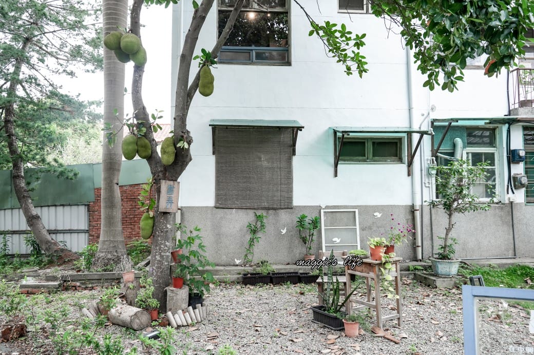 書弄|中興新村裡的秘密基地,在眷村老宅裡面看書喝咖啡,真的很愜意 - 第6張圖 書弄|中興新村裡的秘密基地,在眷村老宅裡面看書喝咖啡,真的很愜意