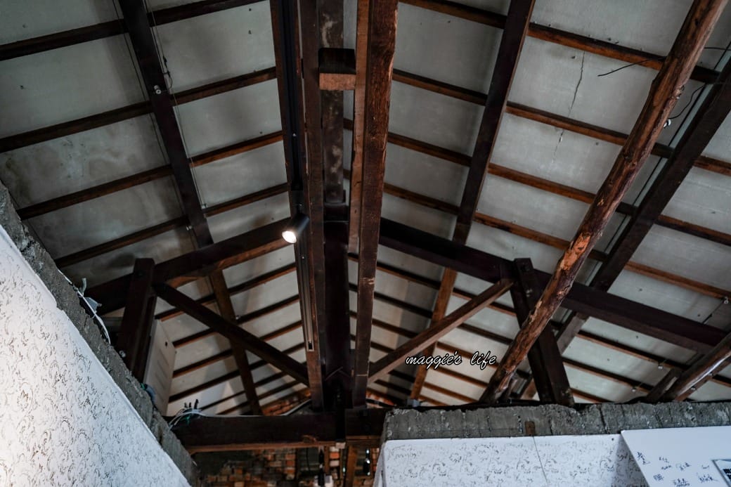 書弄｜中興新村裡的秘密基地，在眷村老宅裡面看書喝咖啡，真的很愜意