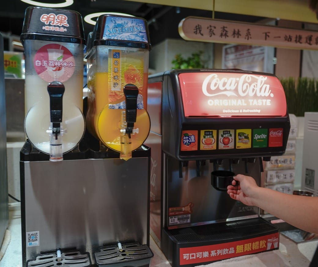 我家牛排林口A9店，350元自助吧吃到飽，超過百種食材，還有蝦跟豬腳，新開幕超狂自助餐！