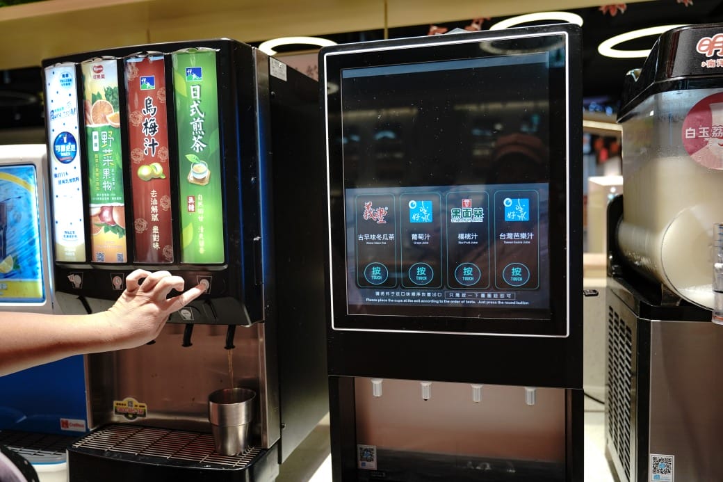 我家牛排林口A9店，350元自助吧吃到飽，超過百種食材，還有蝦跟豬腳，新開幕超狂自助餐！