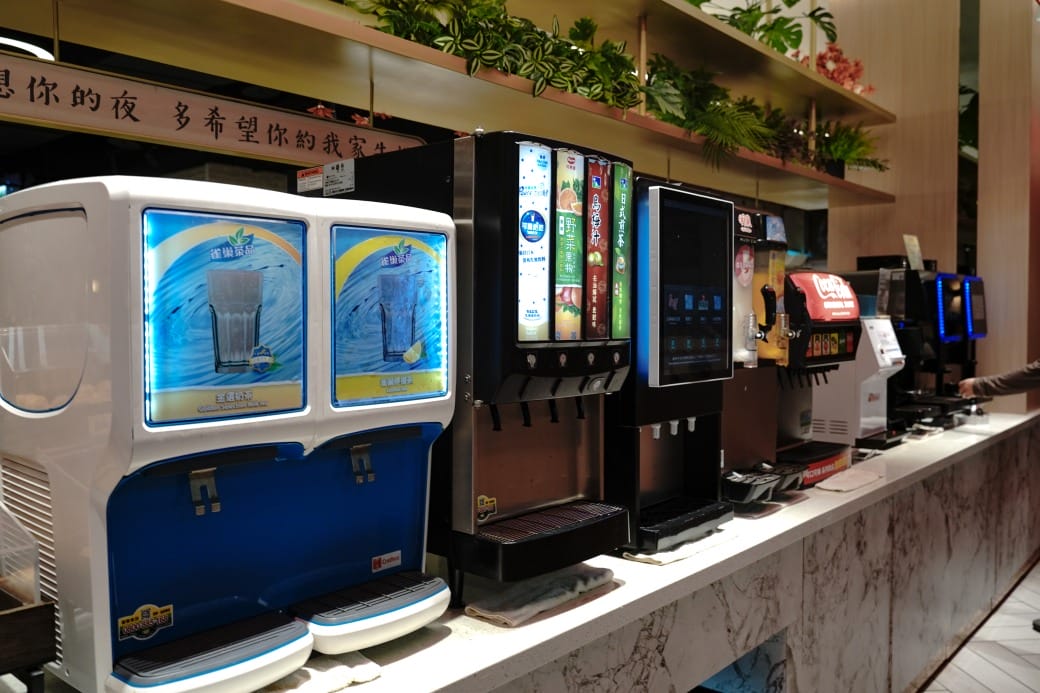 我家牛排林口A9店，350元自助吧吃到飽，超過百種食材，還有蝦跟豬腳，新開幕超狂自助餐！