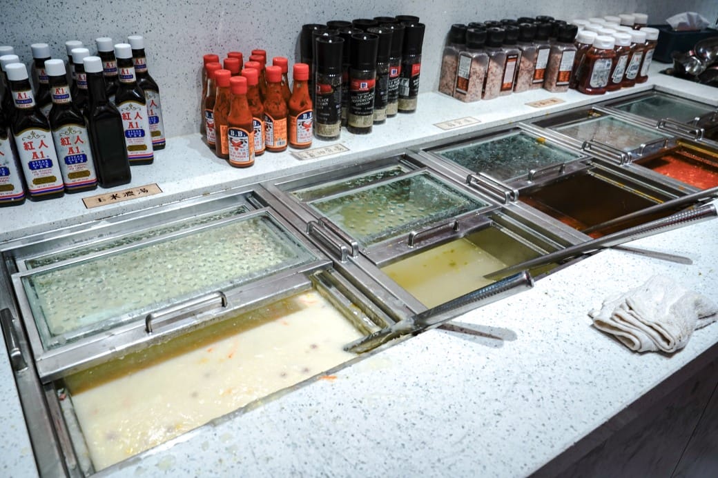 我家牛排林口A9店，350元自助吧吃到飽，超過百種食材，還有蝦跟豬腳，新開幕超狂自助餐！