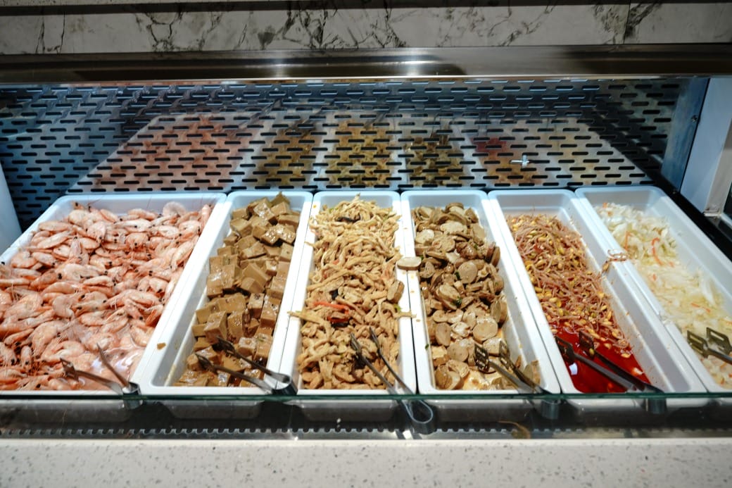 我家牛排林口A9店，350元自助吧吃到飽，超過百種食材，還有蝦跟豬腳，新開幕超狂自助餐！