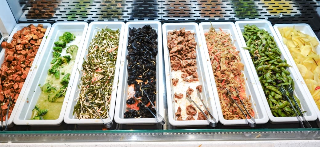 我家牛排林口A9店，350元自助吧吃到飽，超過百種食材，還有蝦跟豬腳，新開幕超狂自助餐！