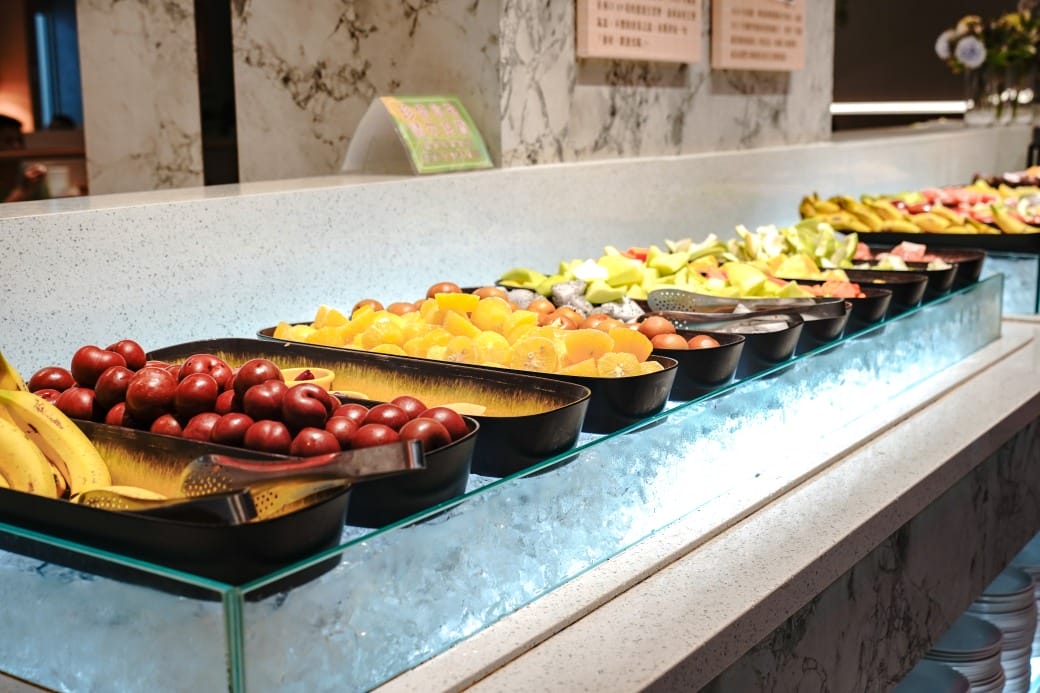 我家牛排林口A9店，350元自助吧吃到飽，超過百種食材，還有蝦跟豬腳，新開幕超狂自助餐！