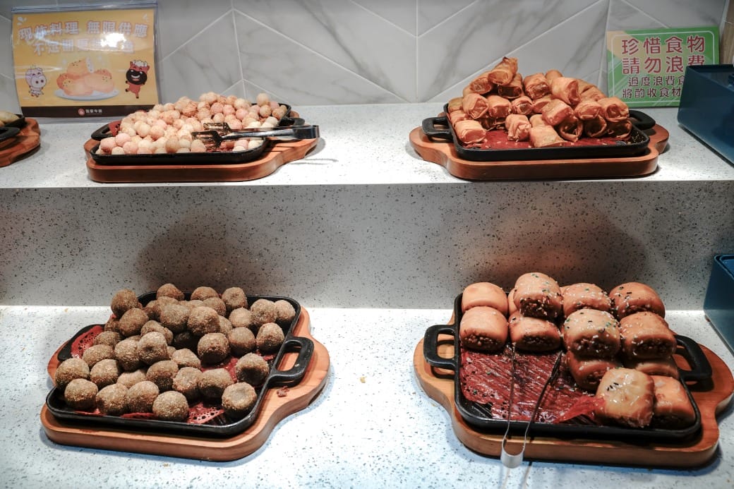 我家牛排林口A9店，350元自助吧吃到飽，超過百種食材，還有蝦跟豬腳，新開幕超狂自助餐！