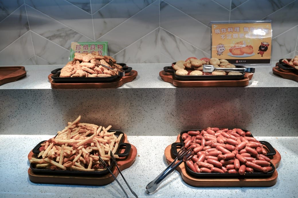 我家牛排林口A9店，350元自助吧吃到飽，超過百種食材，還有蝦跟豬腳，新開幕超狂自助餐！