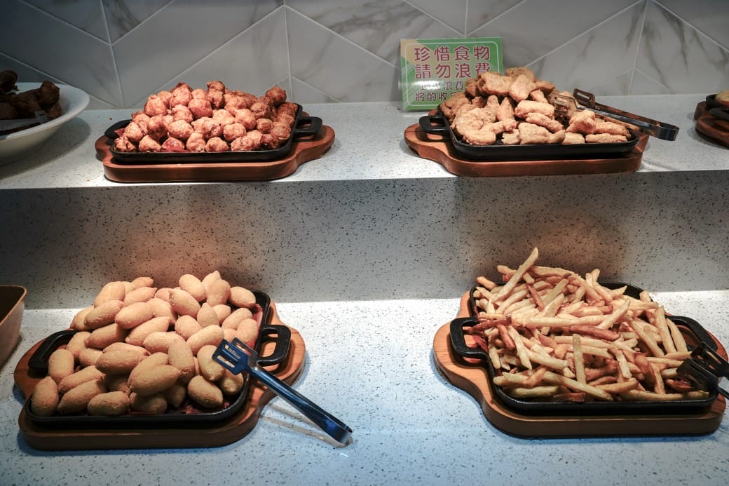 我家牛排林口A9店，350元自助吧吃到飽，超過百種食材，還有蝦跟豬腳，新開幕超狂自助餐！