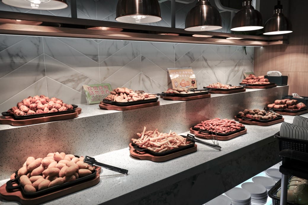 我家牛排林口A9店，350元自助吧吃到飽，超過百種食材，還有蝦跟豬腳，新開幕超狂自助餐！