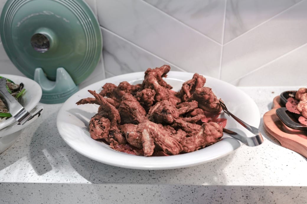 我家牛排林口A9店，350元自助吧吃到飽，超過百種食材，還有蝦跟豬腳，新開幕超狂自助餐！