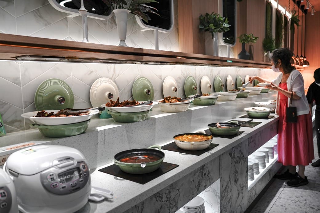 我家牛排林口A9店，350元自助吧吃到飽，超過百種食材，還有蝦跟豬腳，新開幕超狂自助餐！