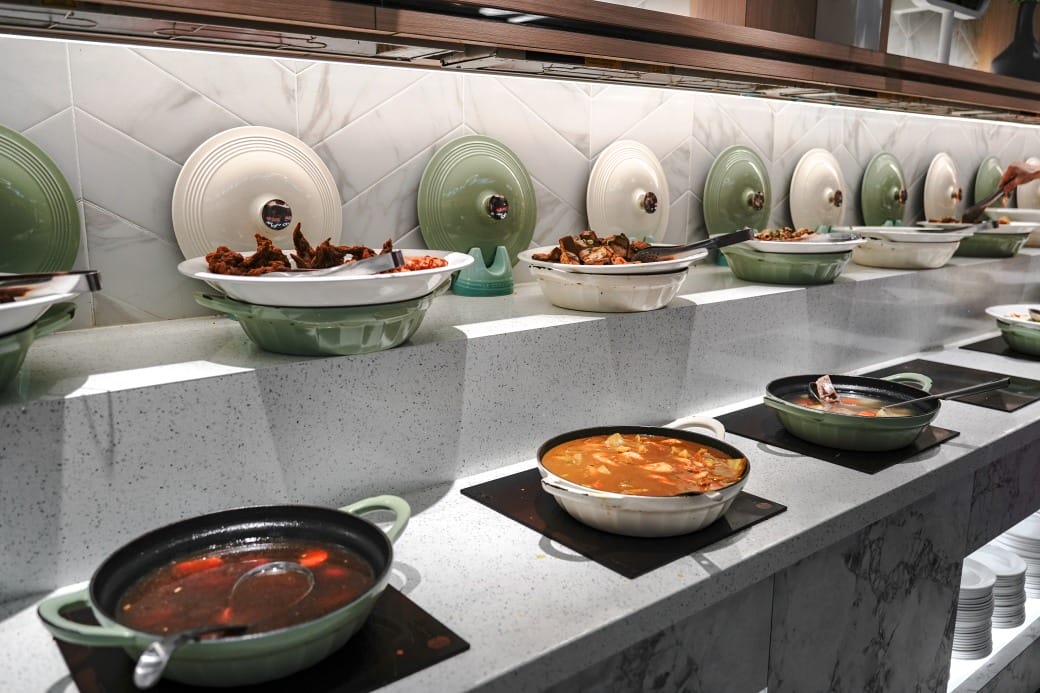 我家牛排林口A9店，350元自助吧吃到飽，超過百種食材，還有蝦跟豬腳，新開幕超狂自助餐！