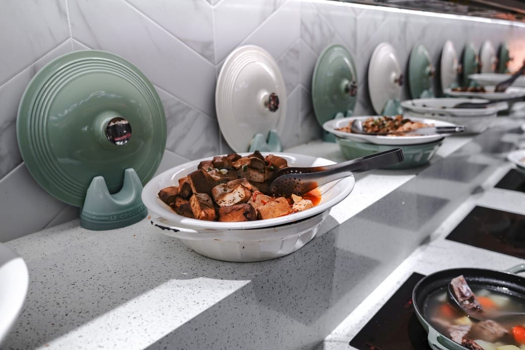 我家牛排林口A9店，350元自助吧吃到飽，超過百種食材，還有蝦跟豬腳，新開幕超狂自助餐！