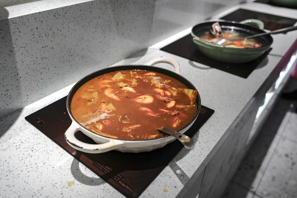 我家牛排林口A9店，350元自助吧吃到飽，超過百種食材，還有蝦跟豬腳，新開幕超狂自助餐！