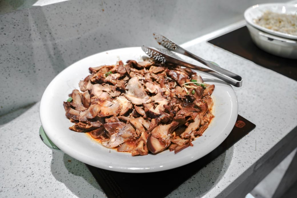 我家牛排林口A9店，350元自助吧吃到飽，超過百種食材，還有蝦跟豬腳，新開幕超狂自助餐！