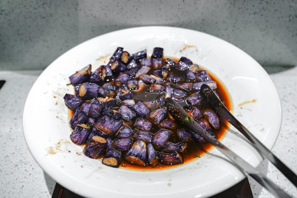 我家牛排林口A9店，350元自助吧吃到飽，超過百種食材，還有蝦跟豬腳，新開幕超狂自助餐！