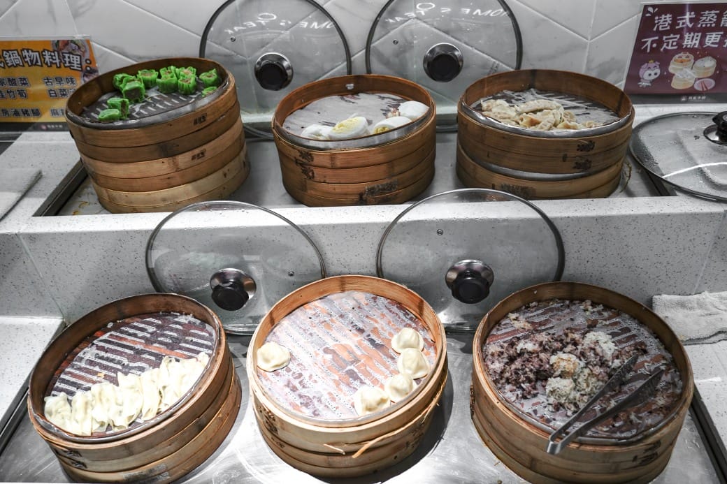 我家牛排林口A9店，350元自助吧吃到飽，超過百種食材，還有蝦跟豬腳，新開幕超狂自助餐！