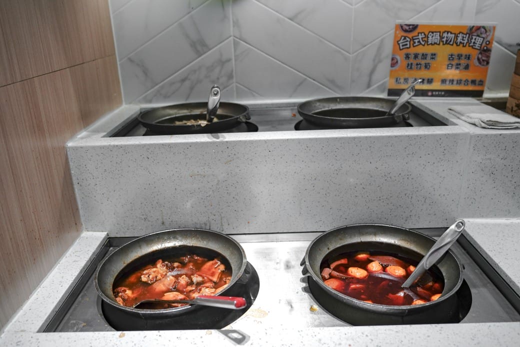 我家牛排林口A9店，350元自助吧吃到飽，超過百種食材，還有蝦跟豬腳，新開幕超狂自助餐！