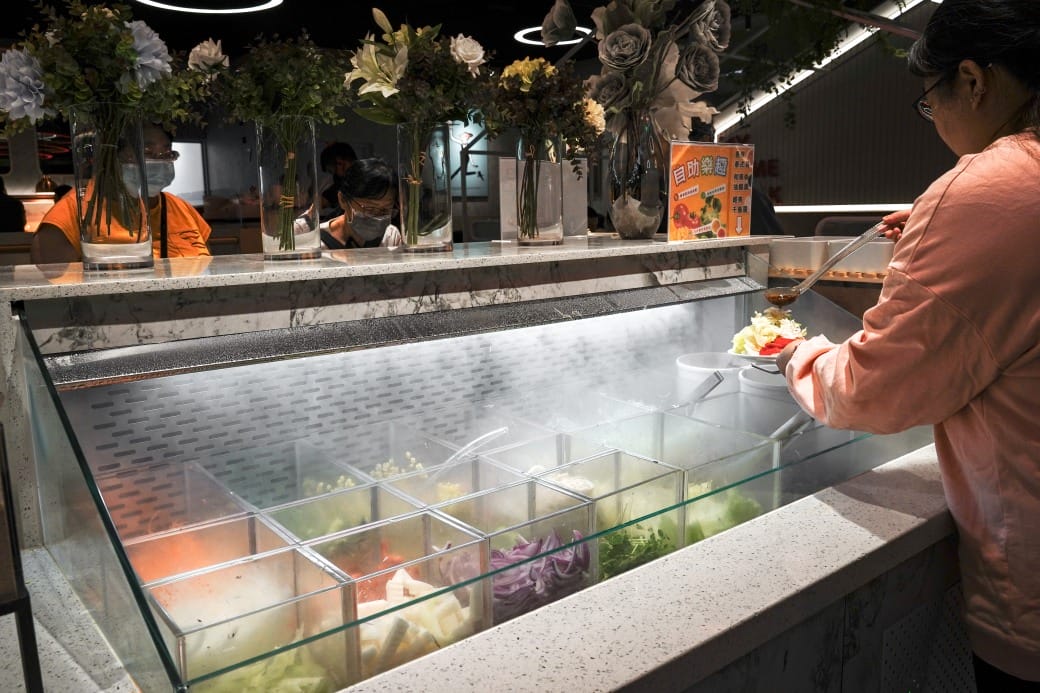 我家牛排林口A9店，350元自助吧吃到飽，超過百種食材，還有蝦跟豬腳，新開幕超狂自助餐！