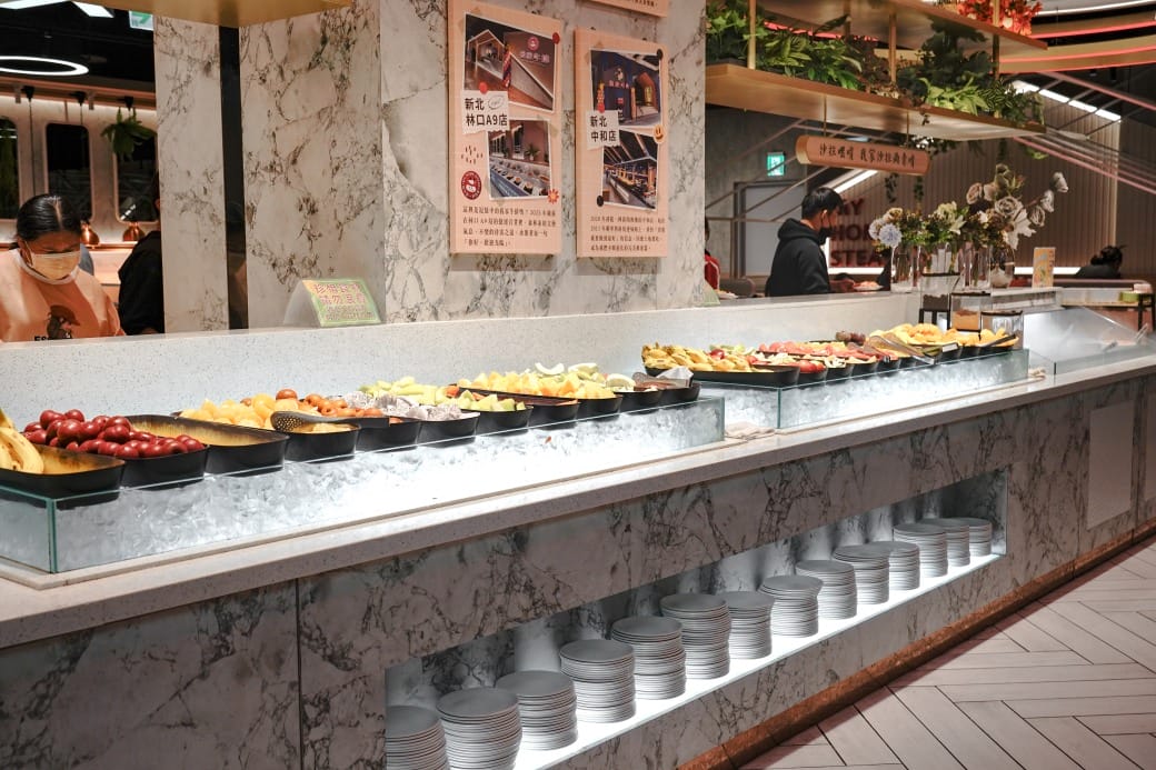 我家牛排林口A9店，350元自助吧吃到飽，超過百種食材，還有蝦跟豬腳，新開幕超狂自助餐！
