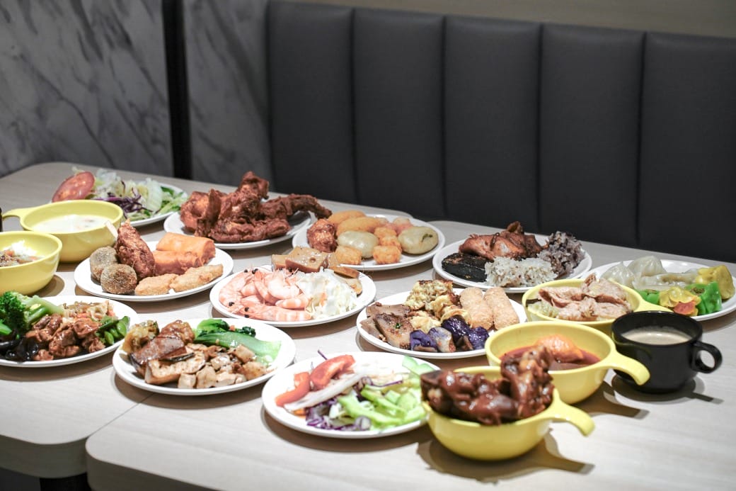 我家牛排林口A9店，350元自助吧吃到飽，超過百種食材，還有蝦跟豬腳，新開幕超狂自助餐！