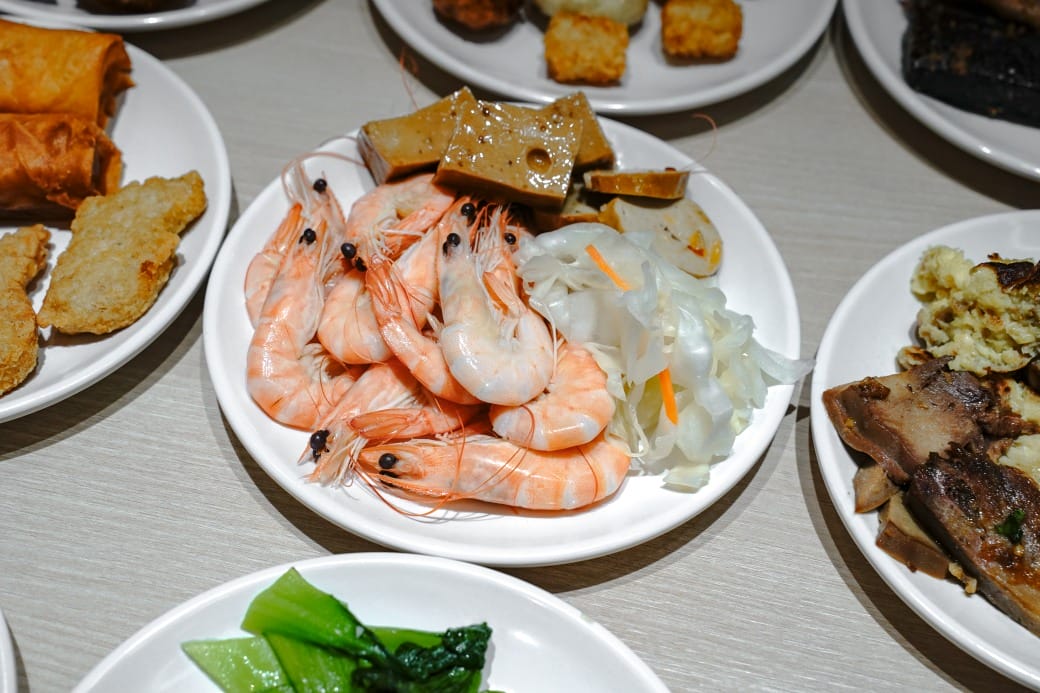 我家牛排林口A9店，350元自助吧吃到飽，超過百種食材，還有蝦跟豬腳，新開幕超狂自助餐！