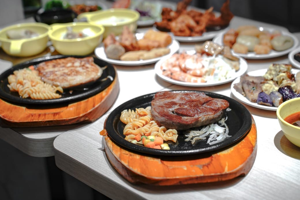 我家牛排林口A9店，350元自助吧吃到飽，超過百種食材，還有蝦跟豬腳，新開幕超狂自助餐！