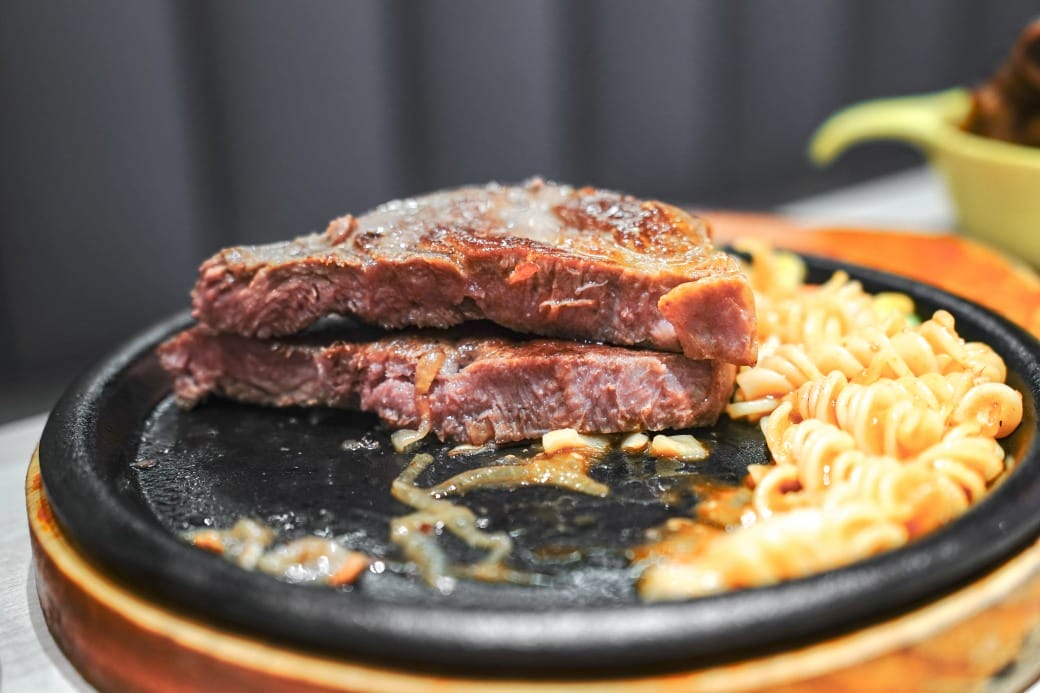 我家牛排林口A9店，350元自助吧吃到飽，超過百種食材，還有蝦跟豬腳，新開幕超狂自助餐！