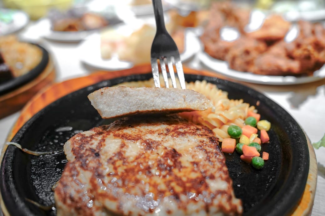 我家牛排林口A9店，350元自助吧吃到飽，超過百種食材，還有蝦跟豬腳，新開幕超狂自助餐！