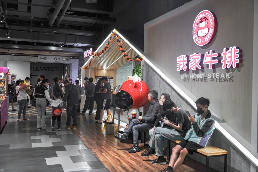 我家牛排林口A9店，350元自助吧吃到飽，超過百種食材，還有蝦跟豬腳，新開幕超狂自助餐！