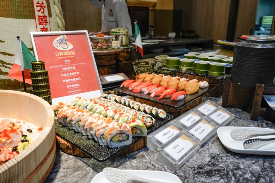 台北福華大飯店｜彩虹座自助餐吃到飽，義大利美食節17區新菜色，生蠔鮑魚螃蟹現煎牛排生牛肉，紅白酒啤酒香檳無限暢飲，價位菜色大公開！