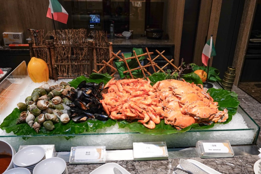 台北福華大飯店｜彩虹座自助餐吃到飽，義大利美食節17區新菜色，生蠔鮑魚螃蟹現煎牛排生牛肉，紅白酒啤酒香檳無限暢飲，價位菜色大公開！