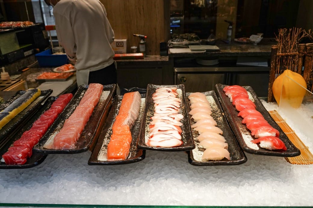 台北福華大飯店｜彩虹座自助餐吃到飽，義大利美食節17區新菜色，生蠔鮑魚螃蟹現煎牛排生牛肉，紅白酒啤酒香檳無限暢飲，價位菜色大公開！