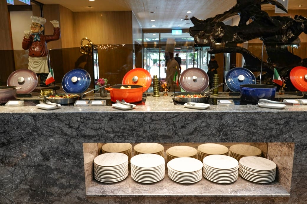 台北福華大飯店｜彩虹座自助餐吃到飽，義大利美食節17區新菜色，生蠔鮑魚螃蟹現煎牛排生牛肉，紅白酒啤酒香檳無限暢飲，價位菜色大公開！