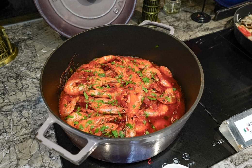 台北福華大飯店｜彩虹座自助餐吃到飽，義大利美食節17區新菜色，生蠔鮑魚螃蟹現煎牛排生牛肉，紅白酒啤酒香檳無限暢飲，價位菜色大公開！