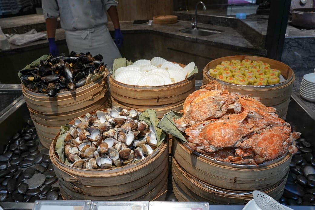 台北福華大飯店｜彩虹座自助餐吃到飽，義大利美食節17區新菜色，生蠔鮑魚螃蟹現煎牛排生牛肉，紅白酒啤酒香檳無限暢飲，價位菜色大公開！